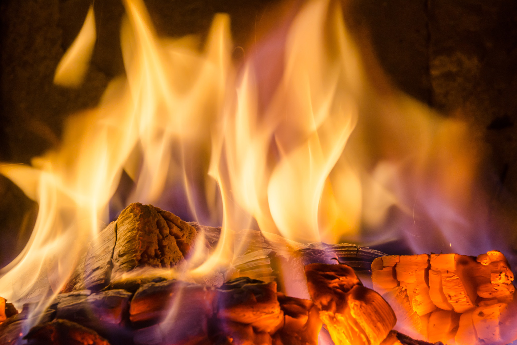 Comment allumer un feu de cheminée ? 3 techniques efficaces