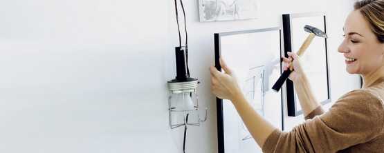 Comment accrocher un tableau au mur avec des barres de fixation.