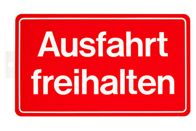 Image of Schild Ausfahrt freihalten bei JUMBO