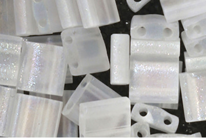 Image of Miyuki-Perle Tila, m.Doppelloch ø0,8mm, 5x5x1,9mm, transp,gefr.,regenb., Dose 6g bei JUMBO