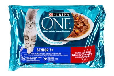 Image of Purina ONE Senior 7+ zarte Stückchen in Sauce mit Rind und Karotten, Katzennassfutter, Beutel 4x85g bei JUMBO
