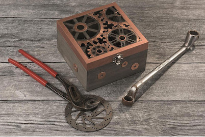 Image of Holzbo x mit Motiv Räder 14.8 x 14.8 x 9 cm bei JUMBO